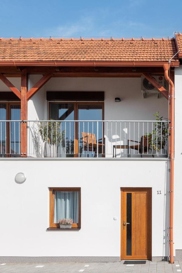 Rezidence Konevova, Mikulov Appartement Buitenkant foto