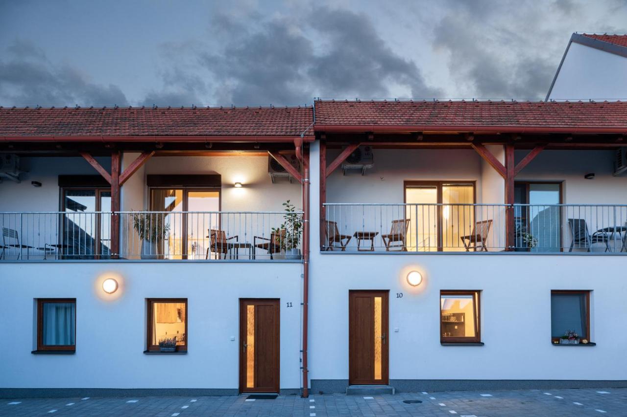 Rezidence Konevova, Mikulov Appartement Buitenkant foto