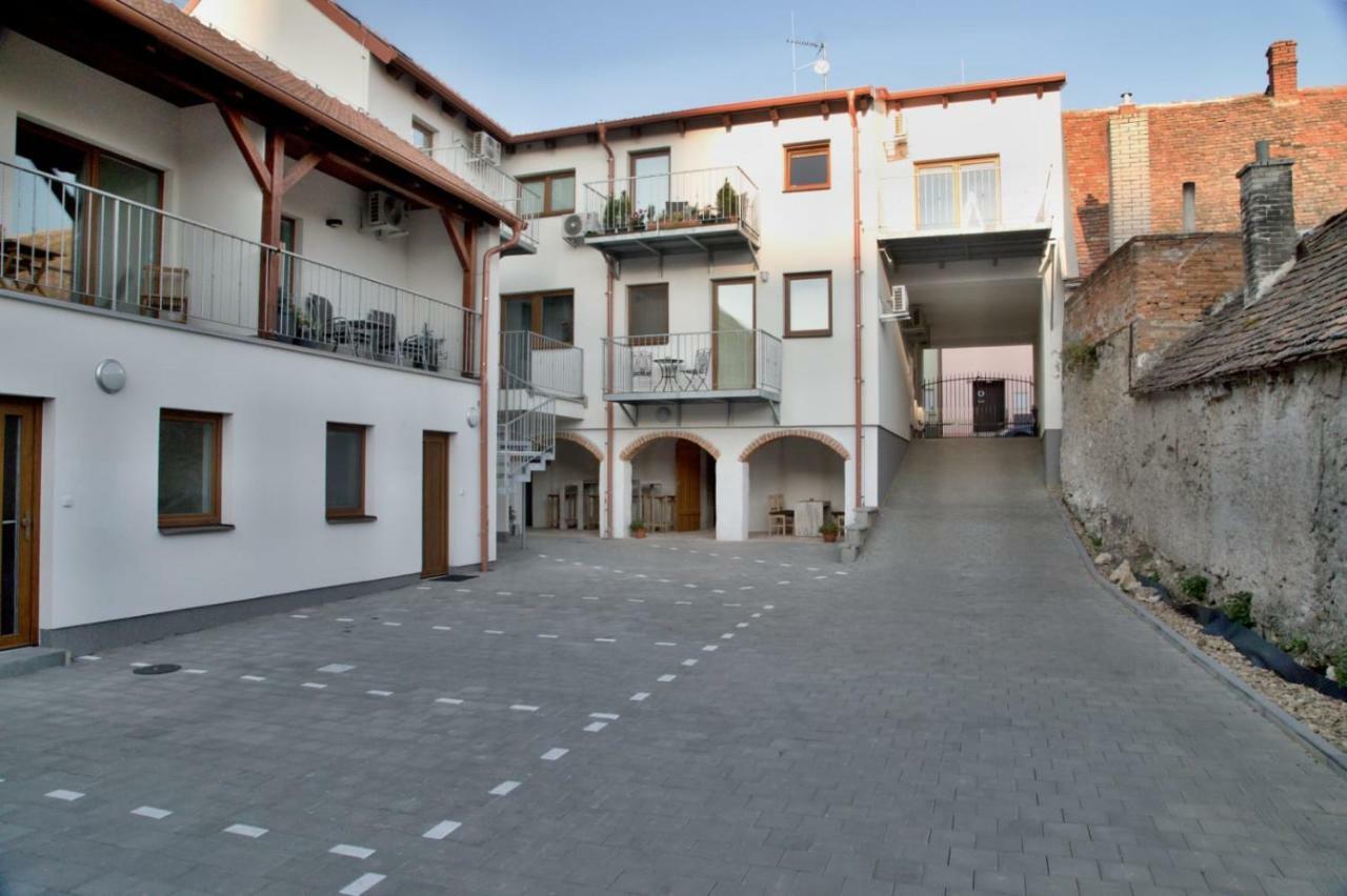 Rezidence Konevova, Mikulov Appartement Buitenkant foto